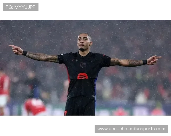 巴萨禁区内连续抢点，拉菲尼亚抓住机会推射命中